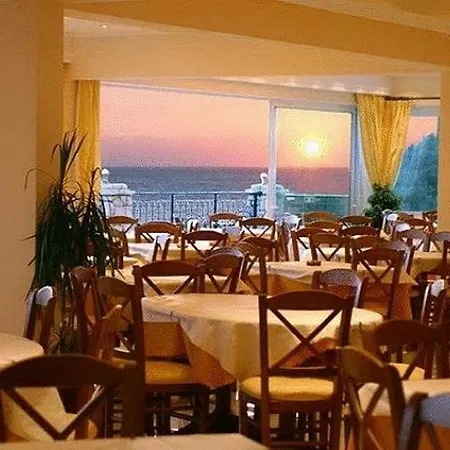 Aloha Hotel 3*